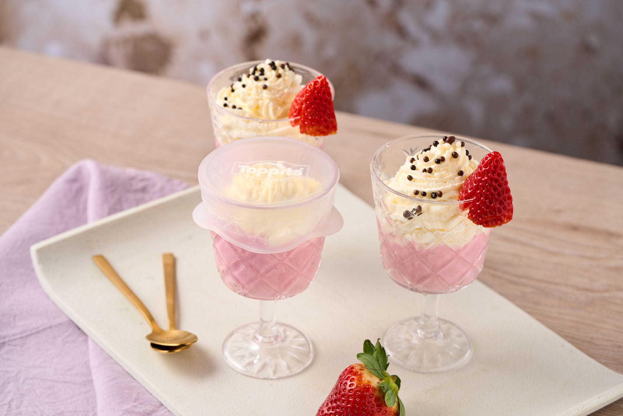 Fruchtiges Dessert im Glas mit Erdbeeren und Kokosmilch