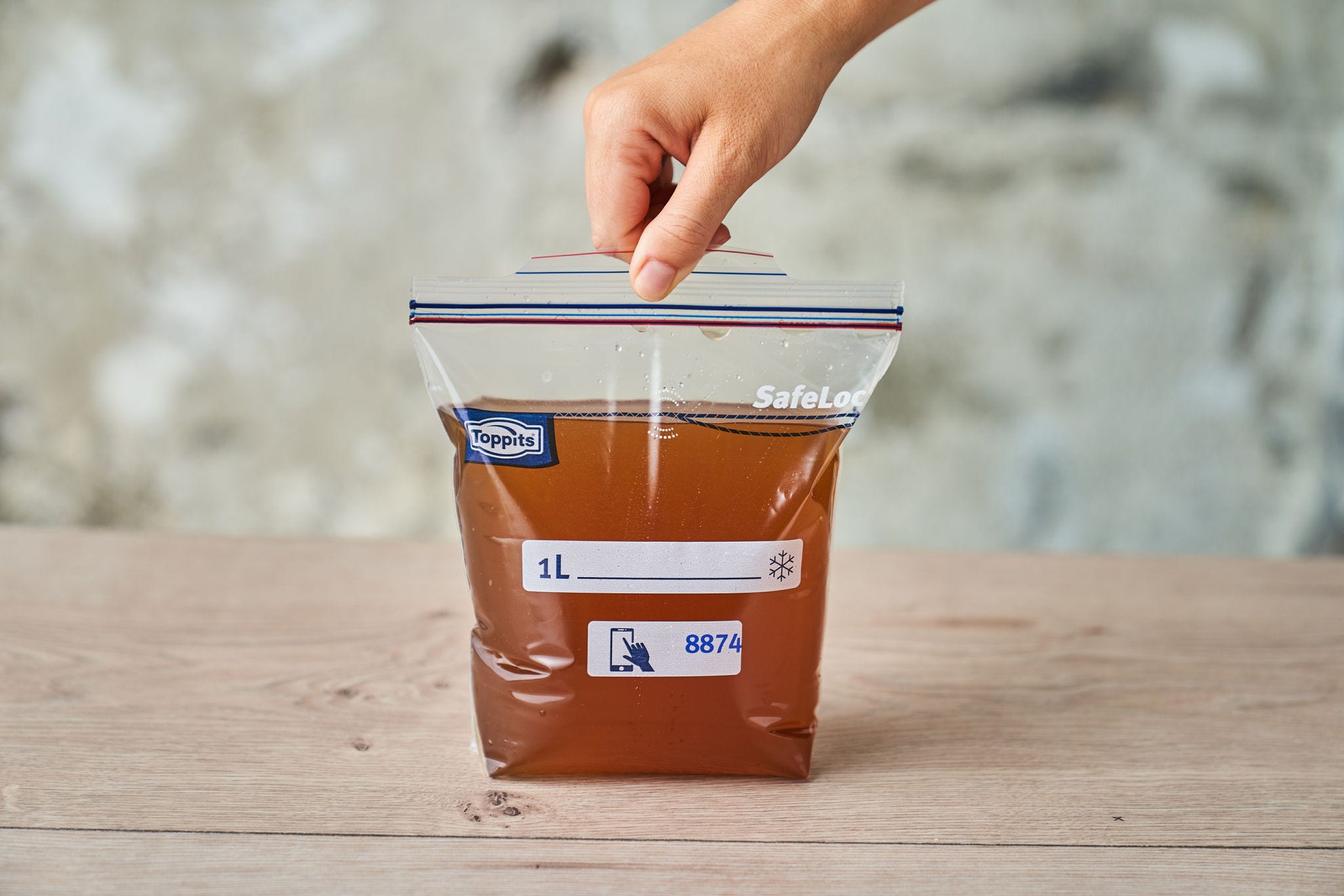 Gemüsebrühe aus Resten selber kochen – so geht's!