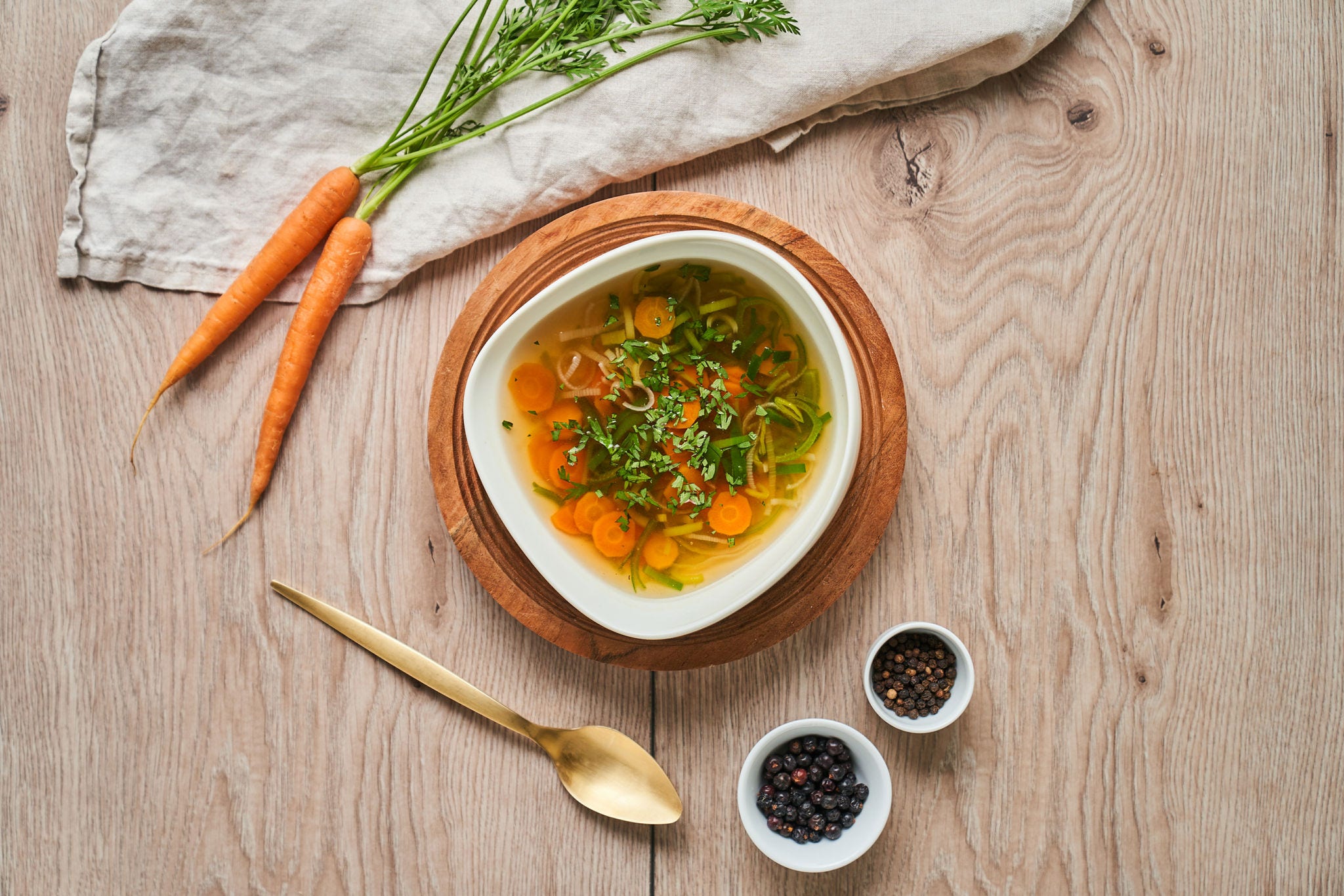 Gemüsebrühe aus Resten selber kochen – so geht's!