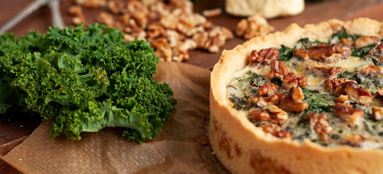 Herzhafte Grünkohl-Quiche mit Blauschimmelkäse und Walnüssen