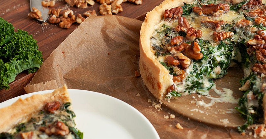 Herzhafte Grünkohl-Quiche mit Blauschimmelkäse und Walnüssen