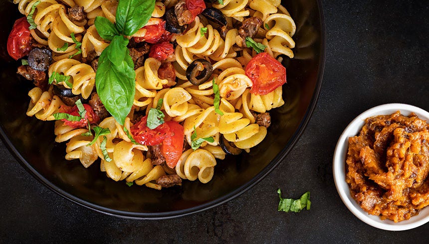 Nudeln mit zartem Rindfleisch und Süßkartoffel-Pesto – kreativ, köstlich und schnell gemacht.