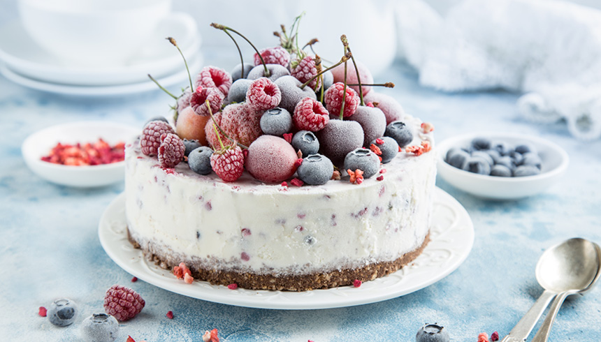 Fruchtige Beerentorte auf knusprigem Vollkornkeks-Boden – das perfekte Sommerdessert
