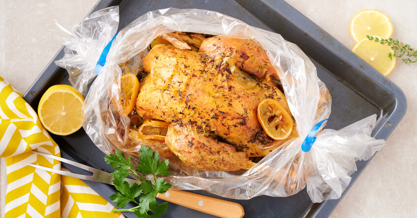 Wird Hähnchen im Bratschlauch knusprig? Tipps & Rezept