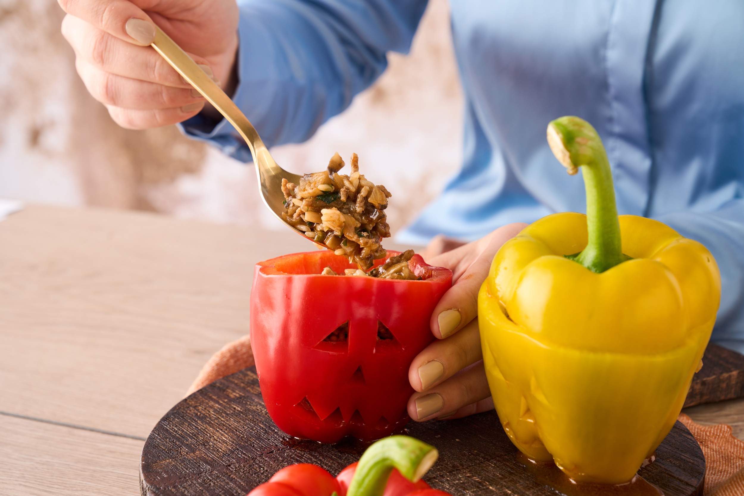 Halloween Paprika: Gefüllte Grusel-Paprika mit Hackfleisch
