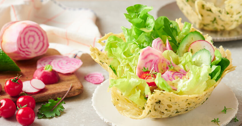 Knusprige Parmesankörbchen mit frischem Frühlingssalat – essbare Schalen für den besonderen Genuss