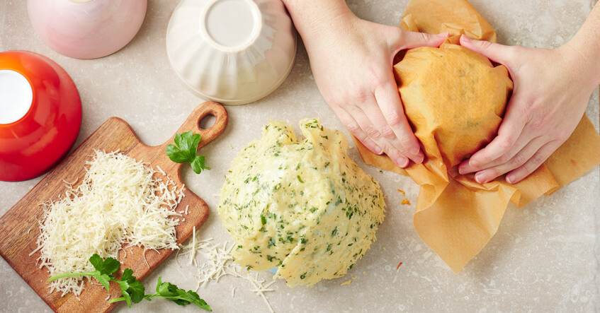 Knusprige Parmesankörbchen mit frischem Frühlingssalat – essbare Schalen für den besonderen Genuss