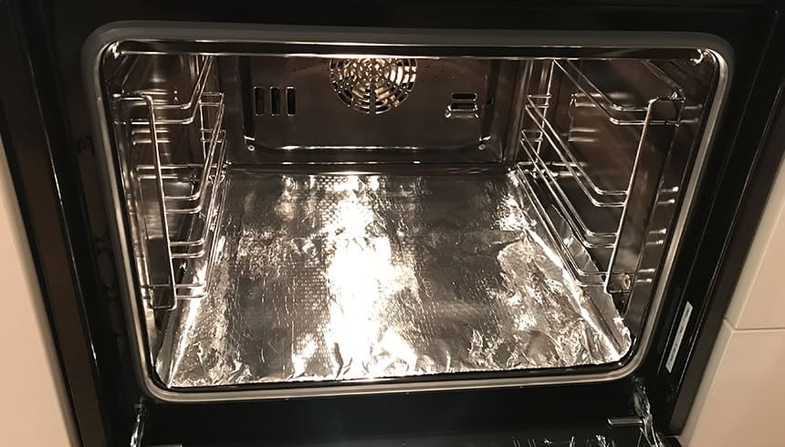 Schutzschirm_Backofen Nahaufnahme eines Backofens mit einem eingelegten Schutzschirm aus Toppits Alufolie. 