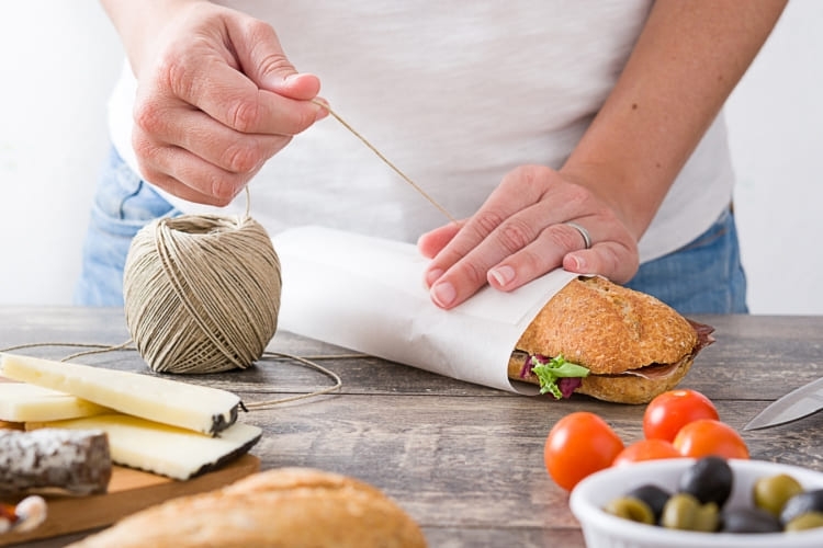 Ein frisches Brot in einer Butterbrot-Tüte.