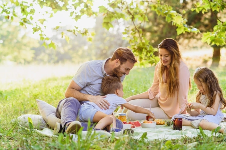 Eine glückliche Familie genießt frische Sandwiches aus dem Safeloc® Sandwich-Beutel.