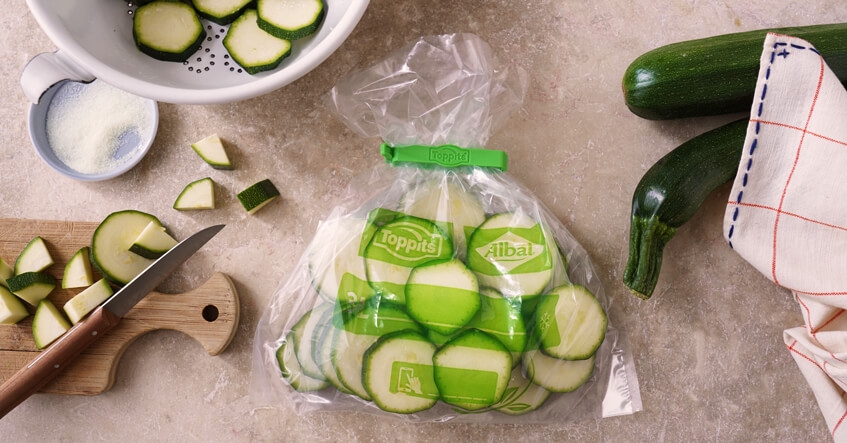 Frische Zucchini in Scheiben im Toppits Öko Gefrierbeutel