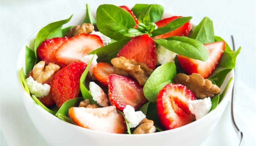 Frischer Salat mit Erdbeeren
