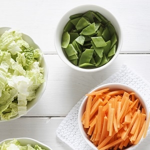 Frisches Gemüse und frischer Salat in Schalen