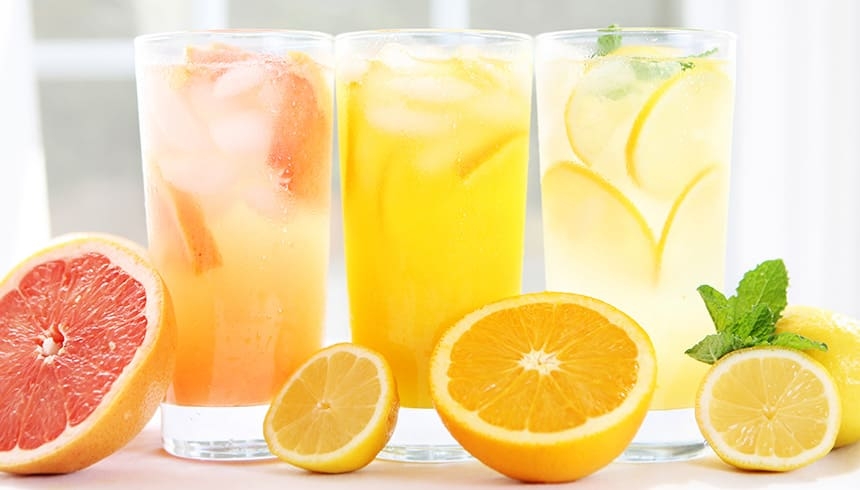 Fruchtige Limonade mit frischen Eiswürfeln