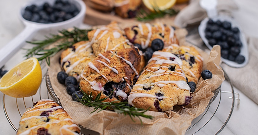 Gebackene Heidelbeer-Scones serviert auf dem Teller