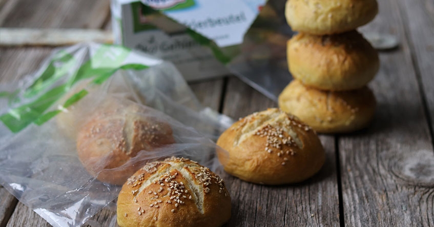 Laugenweckerl werden in Toppits® Öko Gefrierbeutel verpackt.