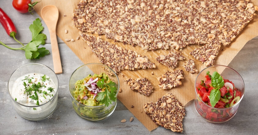 Low Carb Cracker auf Toppits® Backpapier zusammen mit 3 Dips