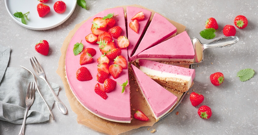 Panna Cotta Torte mit Himbeeren in der Creme und Erdbeeren obenauf