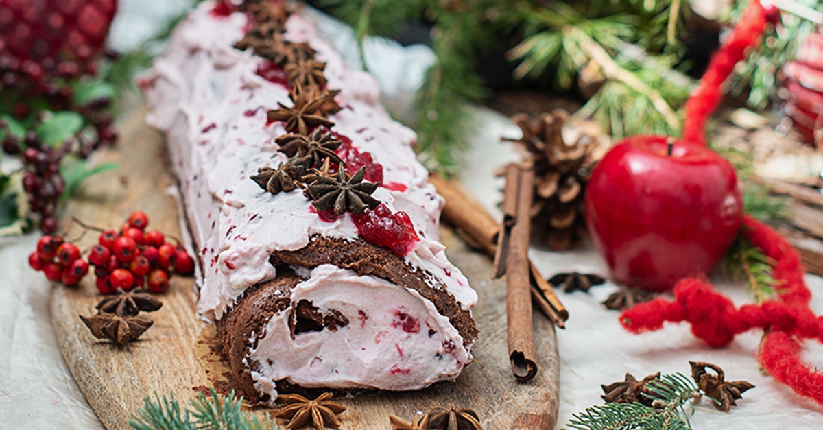 Schoko Biskuit Roulade mit Presielbeer-Obers serviert auf dem Festtagstisch