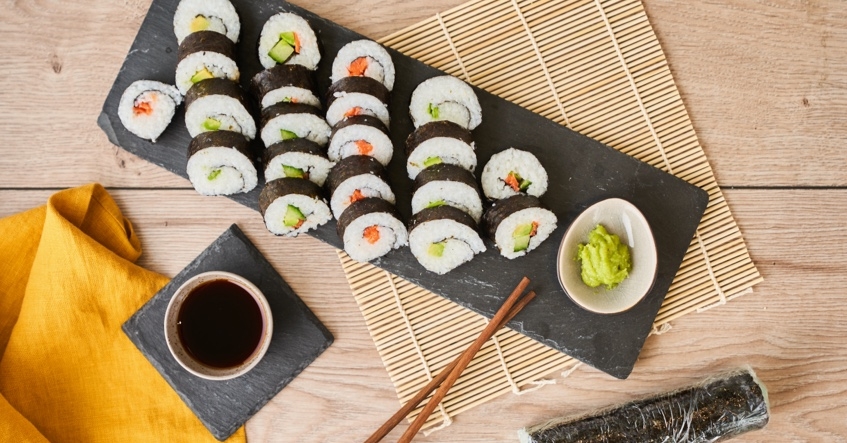 Sushi mit Frischhaltefolie zubereiten