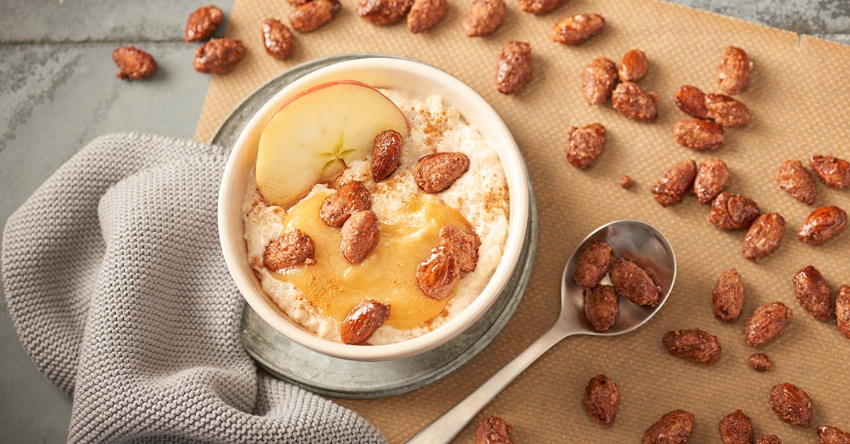 Winterliches Porridge mit gebrannten Mandeln und Apfel in der Bowl