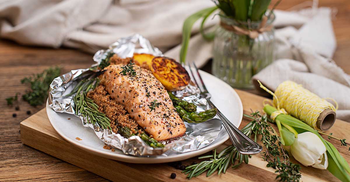 Lachs in Alufolie auf grünem Spargel mit Knusperbrösel